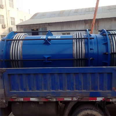 新疆供熱工程選（xuǎn）用91精品视频在线大拉杆波紋補償（cháng）器